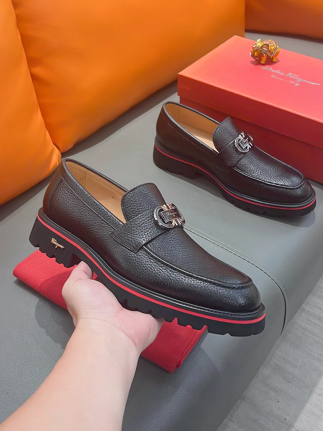 Men's shoes FERRAGAMO "Ferragamo" P540 Regular size: 39-44 (38, 45, 46, 47 customized) (suit shoes) Product materials: Selected first-layer cowhide upper, imported sheepskin lining; original outsole.